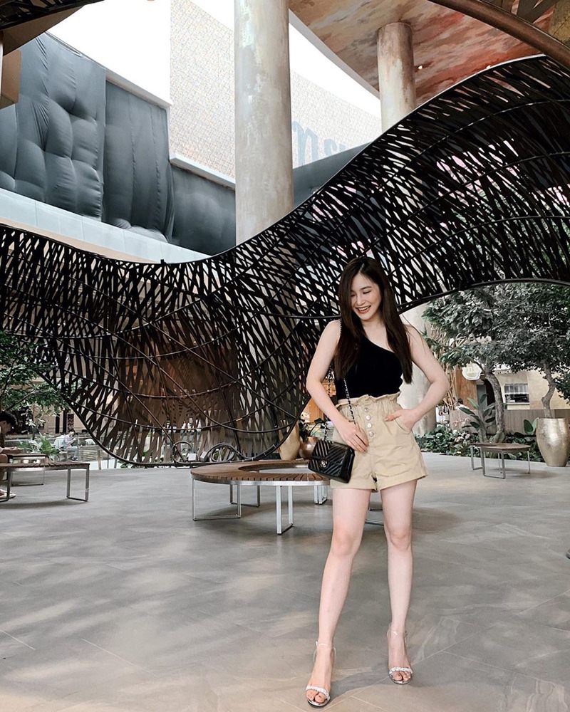 Khoe street style gợi cảm với đầm hai dây, Chi Pu - Thiều Bảo Trâm khiến fan xịt máu mũi-5