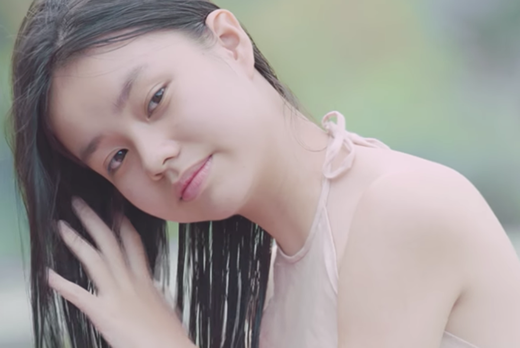 Loạt ảnh không có trên phim của bé 13 tuổi đóng cảnh nóng trong Vợ ba-1