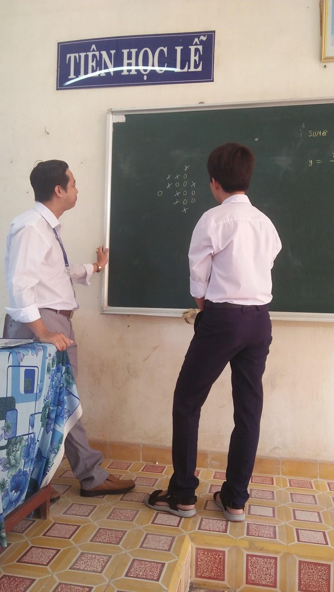 Dân mạng thích thú cảnh thầy trò tỉ thí cờ caro trên lớp, thắng sẽ được cộng 1 điểm-1