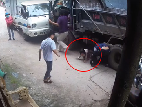 Clip hy hữu: Xe đạp điện chở 2 em nhỏ bị xe tải cuốn vào gầm, cô gái tử vong, phút cuối nhìn 2 em bé chui ra mới sốc