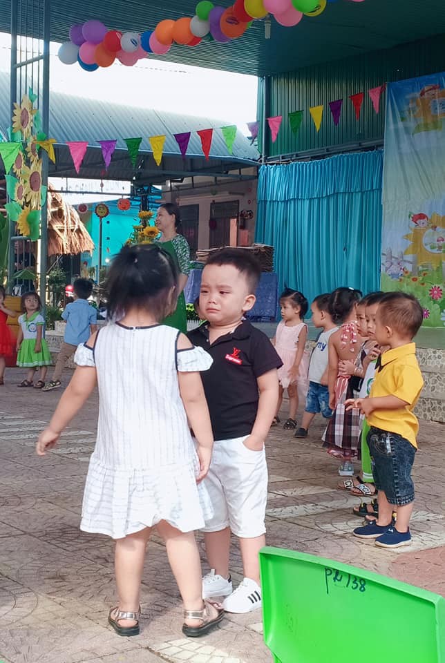 Sắp phải xa bạn, cậu bé nức nở trong ngày tổng kết khiến dân mạng bật cười, nhưng sự thật lại càng hài hước hơn-4