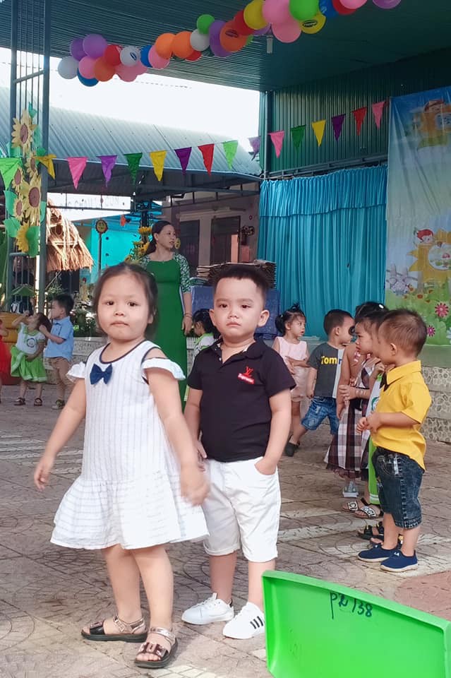 Sắp phải xa bạn, cậu bé nức nở trong ngày tổng kết khiến dân mạng bật cười, nhưng sự thật lại càng hài hước hơn-6