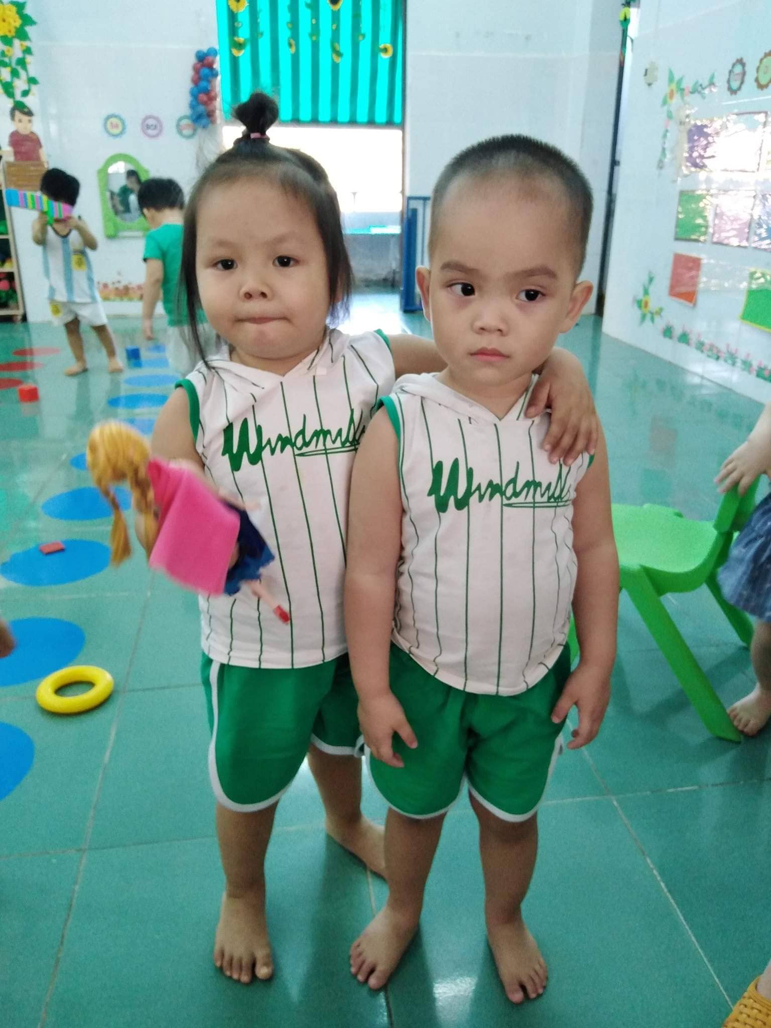 Sắp phải xa bạn, cậu bé nức nở trong ngày tổng kết khiến dân mạng bật cười, nhưng sự thật lại càng hài hước hơn-8