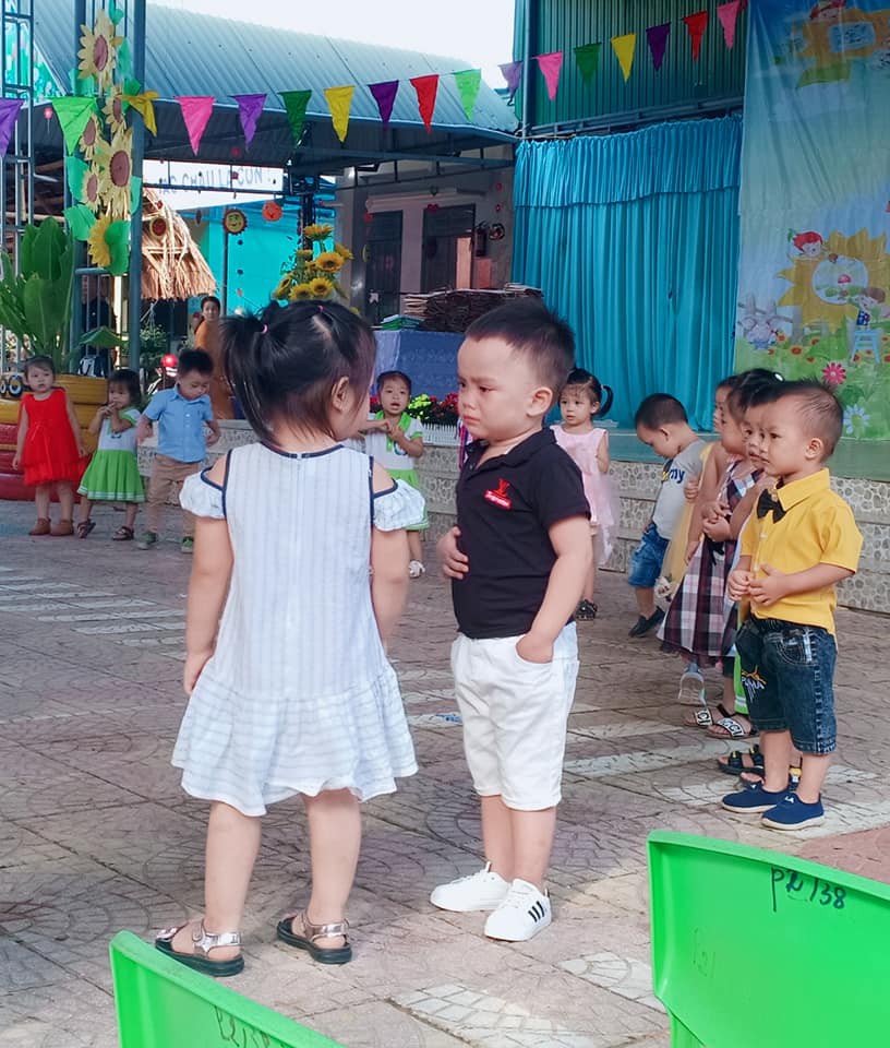 Sắp phải xa bạn, cậu bé nức nở trong ngày tổng kết khiến dân mạng bật cười, nhưng sự thật lại càng hài hước hơn-3