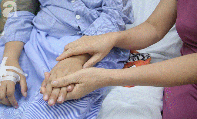 Mẹ của sản phụ bị ung thư, bất chấp nguy hiểm để sinh con: Tôi chỉ mong hai mẹ con nó được bình an trở về nhà-4