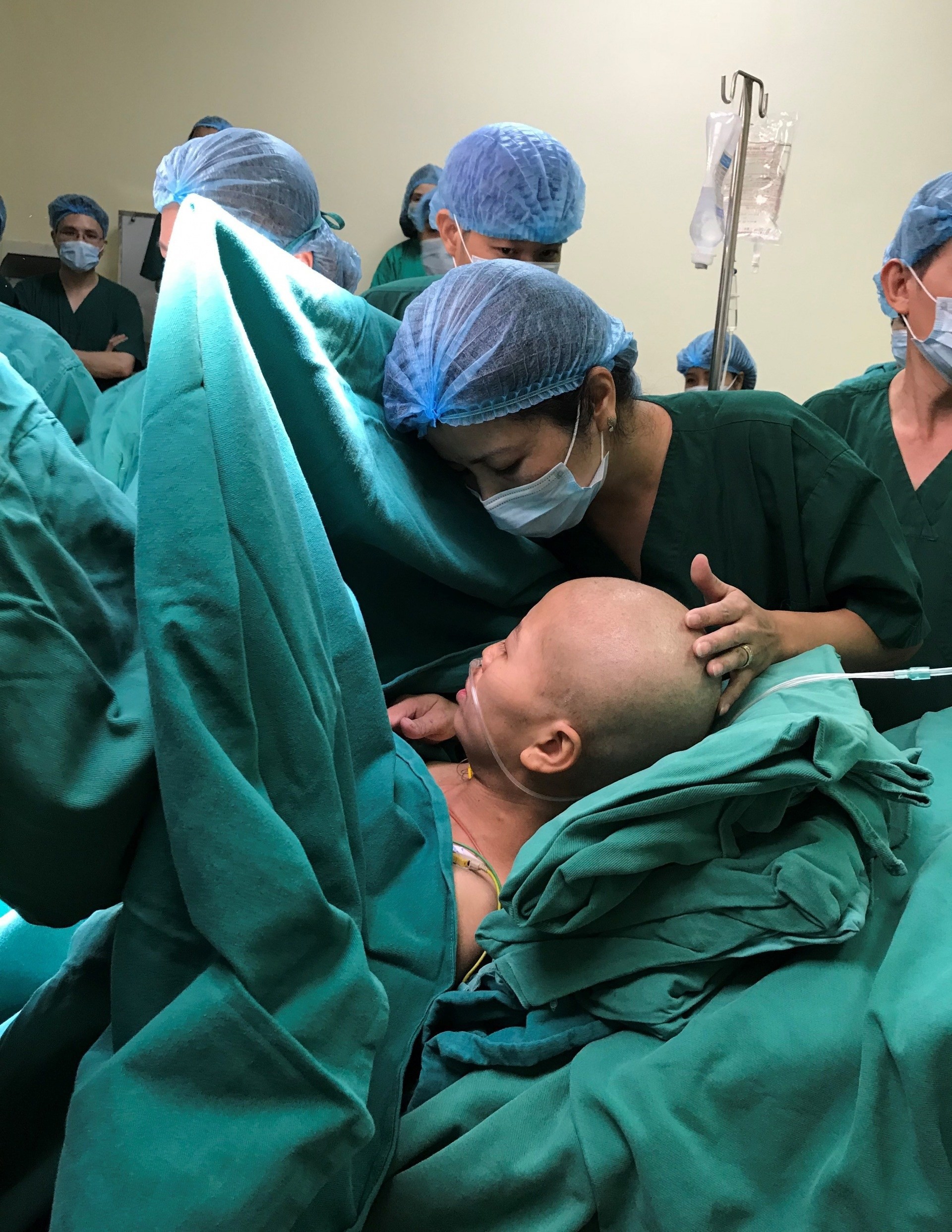 Mẹ của sản phụ bị ung thư, bất chấp nguy hiểm để sinh con: Tôi chỉ mong hai mẹ con nó được bình an trở về nhà-1