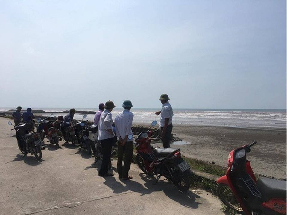 Tá hỏa phát hiện thi thể người đàn ông mất đầu ở bờ biển Nam Định-1