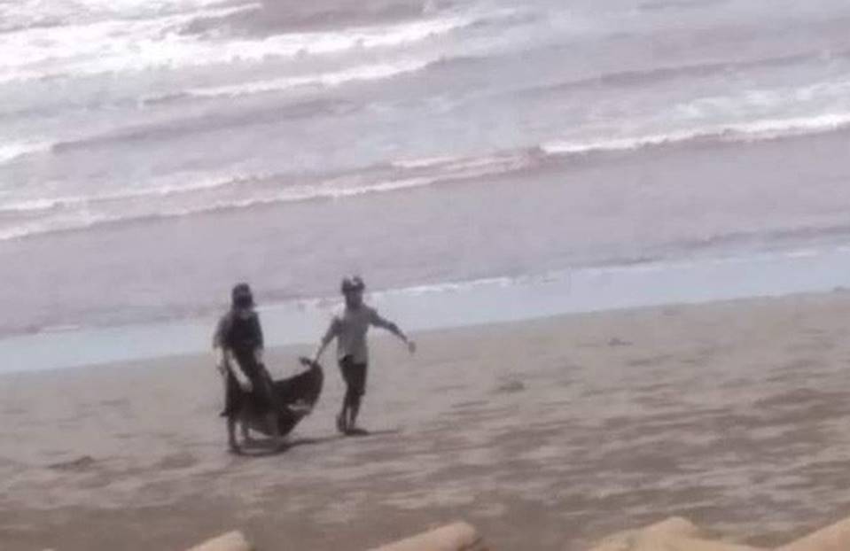 Tá hỏa phát hiện thi thể người đàn ông mất đầu ở bờ biển Nam Định-2