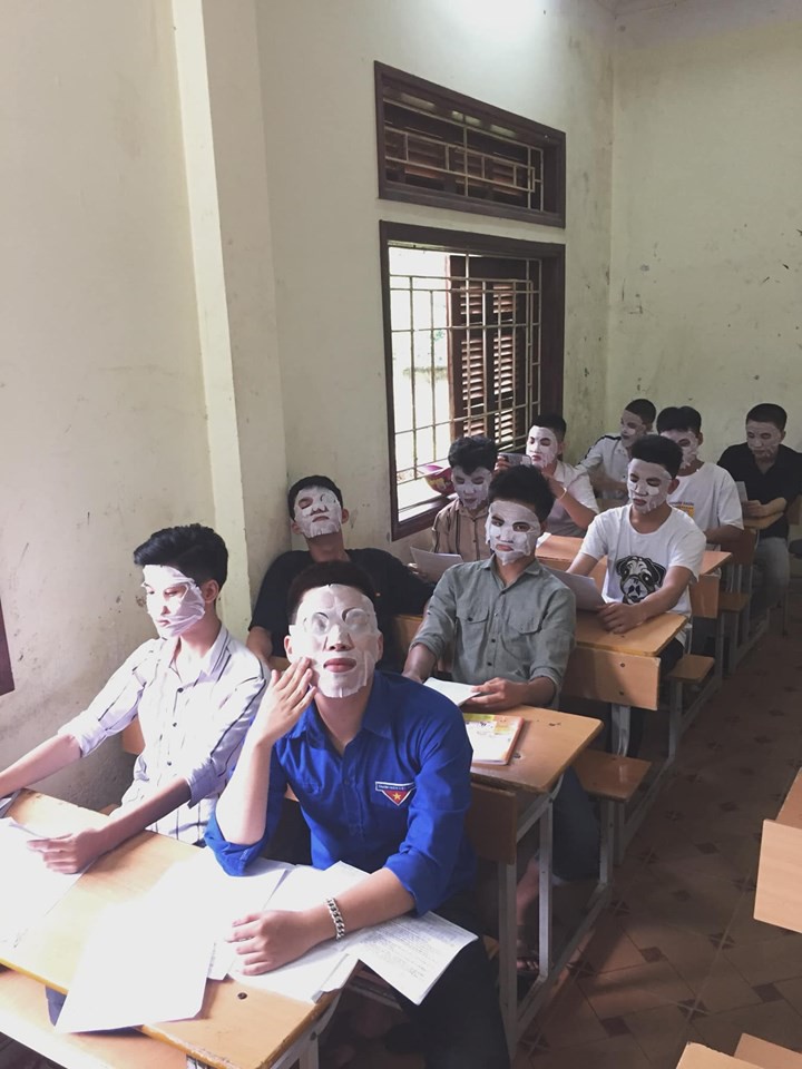 Giải đề quá căng thẳng, các nam sinh lớp học này đắp mặt nạ để xả stress-1
