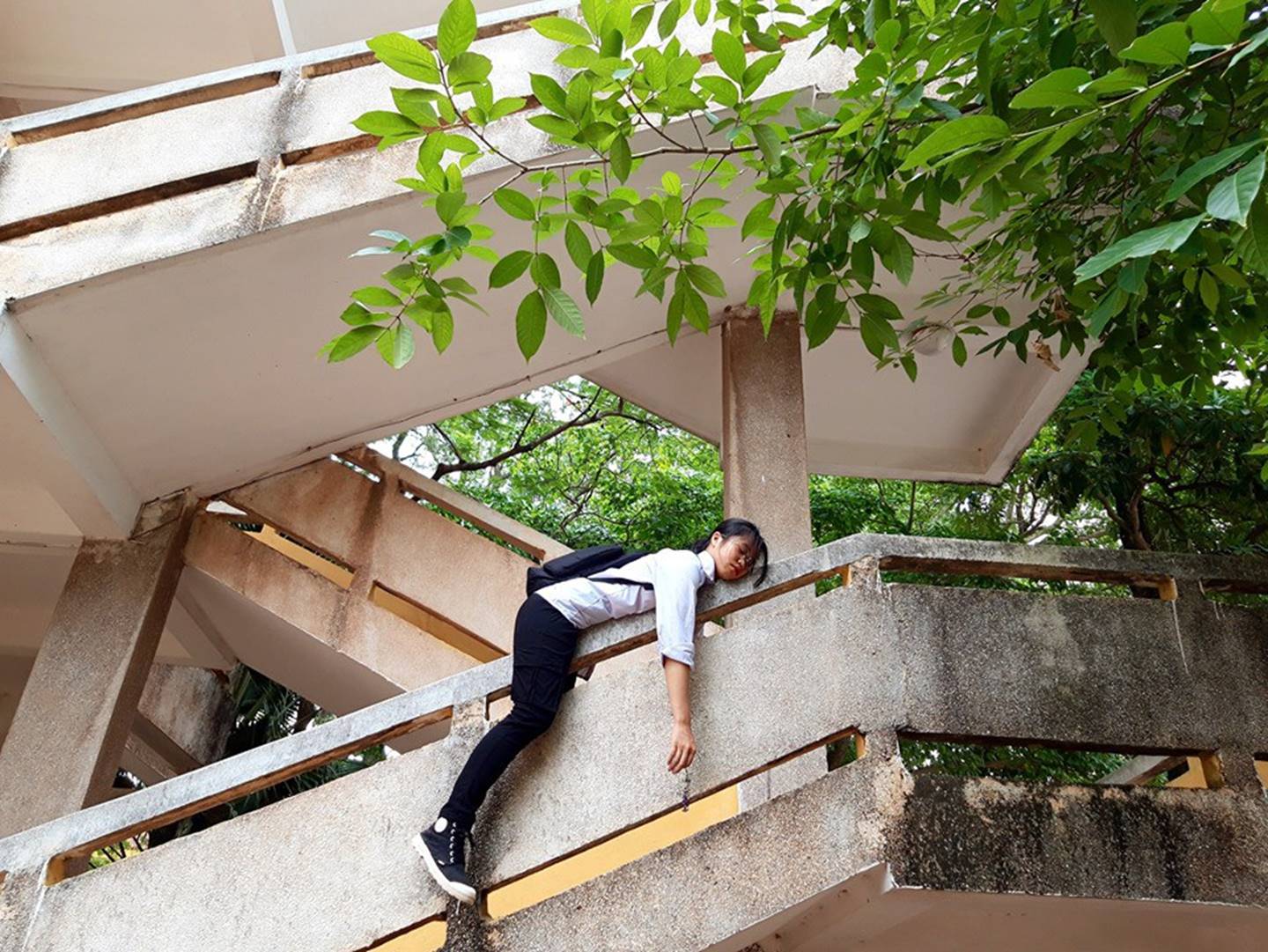 Tạo dáng vật vã không giống ai khắp sân trường, nữ sinh lớp 12 thu về 12.000 like chỉ sau vài giờ đăng ảnh-1