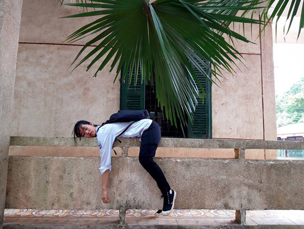 Tạo dáng vật vã không giống ai khắp sân trường, nữ sinh lớp 12 thu về 12.000 like chỉ sau vài giờ đăng ảnh-3