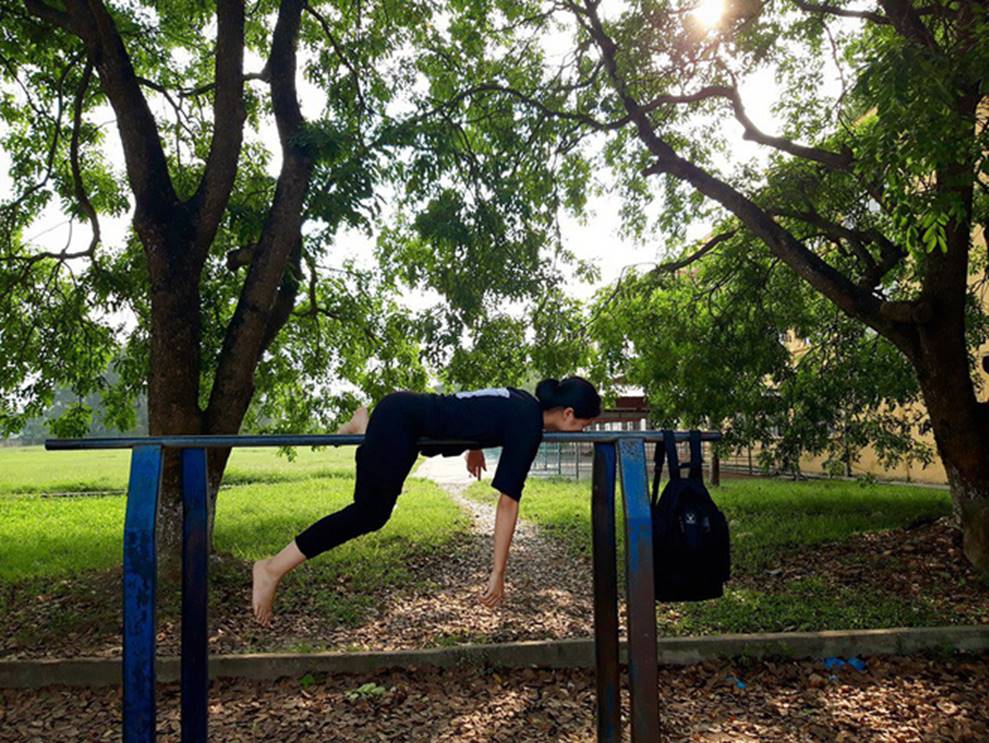 Tạo dáng vật vã không giống ai khắp sân trường, nữ sinh lớp 12 thu về 12.000 like chỉ sau vài giờ đăng ảnh-4