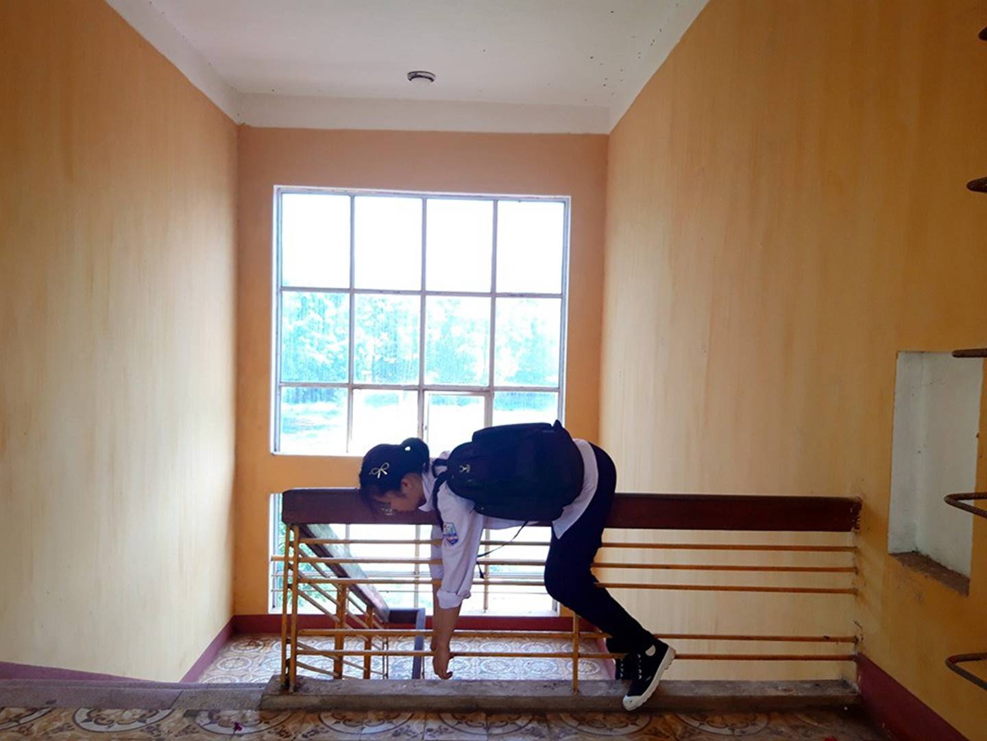 Tạo dáng vật vã không giống ai khắp sân trường, nữ sinh lớp 12 thu về 12.000 like chỉ sau vài giờ đăng ảnh-9