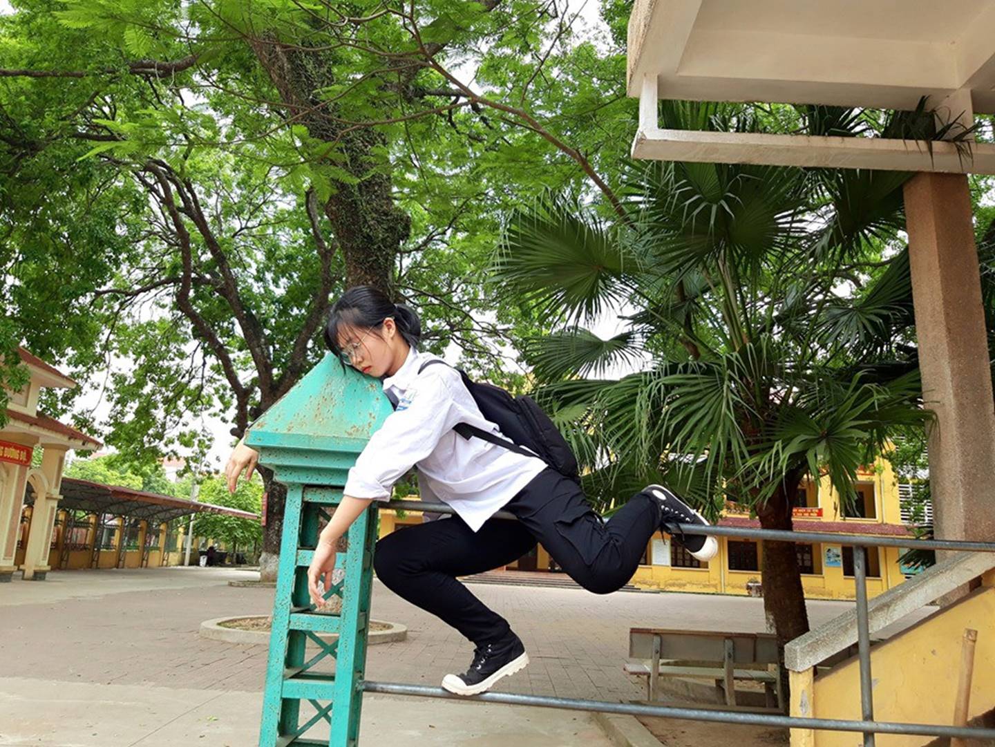 Tạo dáng vật vã không giống ai khắp sân trường, nữ sinh lớp 12 thu về 12.000 like chỉ sau vài giờ đăng ảnh-15