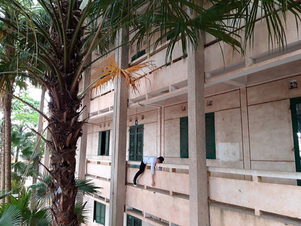 Tạo dáng vật vã không giống ai khắp sân trường, nữ sinh lớp 12 thu về 12.000 like chỉ sau vài giờ đăng ảnh-16