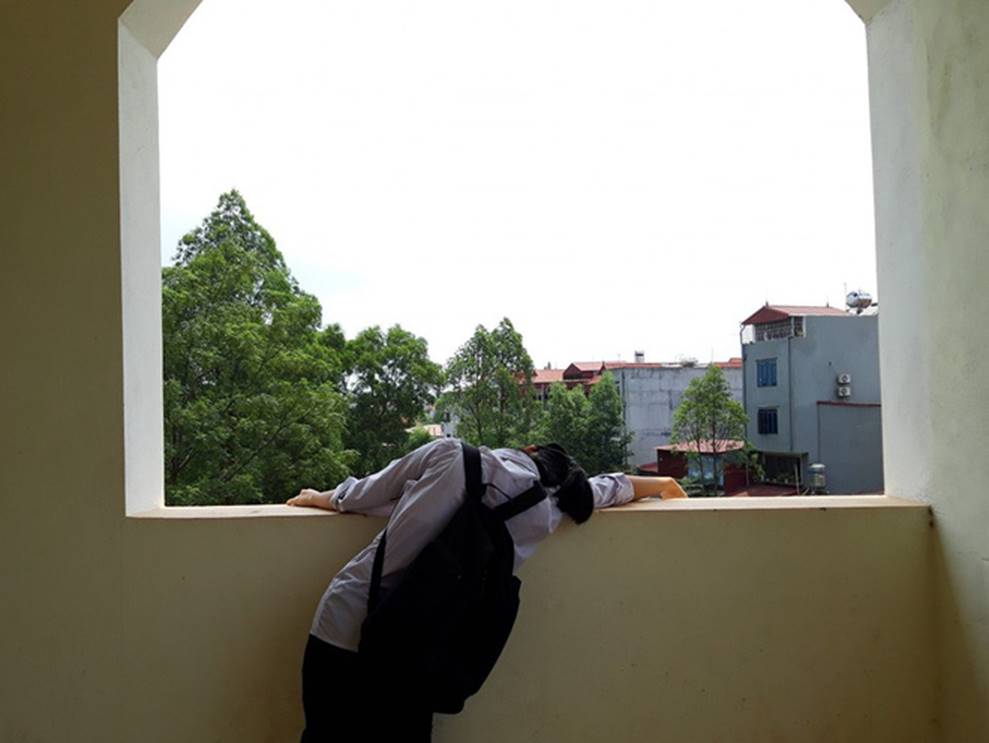 Tạo dáng vật vã không giống ai khắp sân trường, nữ sinh lớp 12 thu về 12.000 like chỉ sau vài giờ đăng ảnh-19