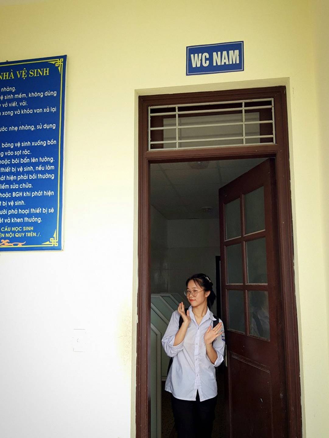 Tạo dáng vật vã không giống ai khắp sân trường, nữ sinh lớp 12 thu về 12.000 like chỉ sau vài giờ đăng ảnh-20