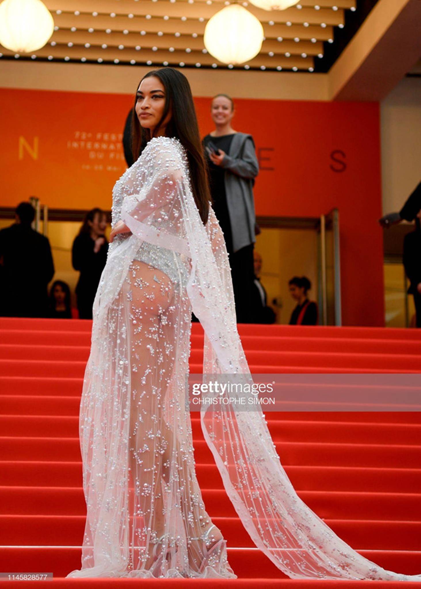 Những bộ đầm khoe da thịt gần ranh giới phản cảm ở Cannes 2019-4
