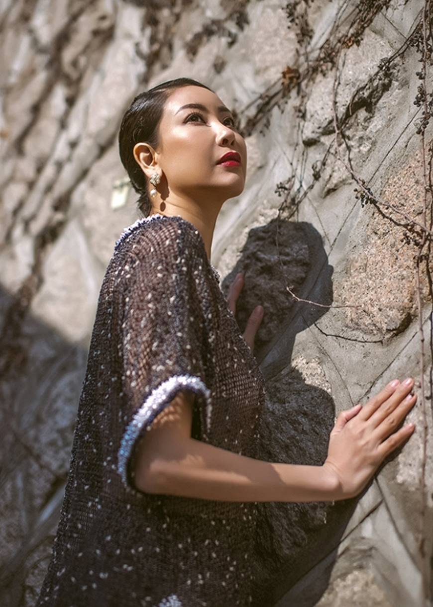 Hoa hậu Hà Kiều Anh diện áo dài khoe dáng giữa phố cổ Hàn Quốc-8