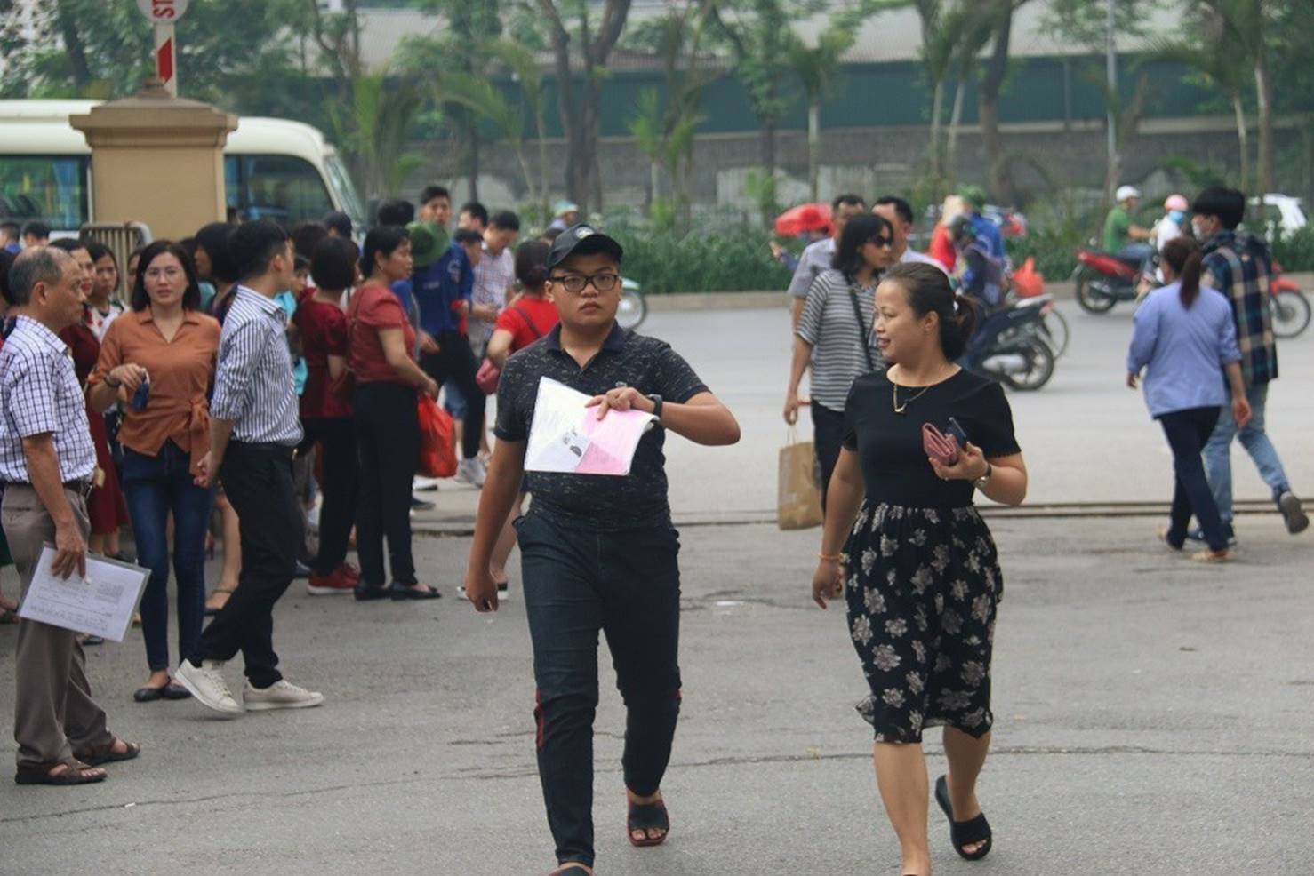 Căng thẳng đợi con thi vào lớp 10-1