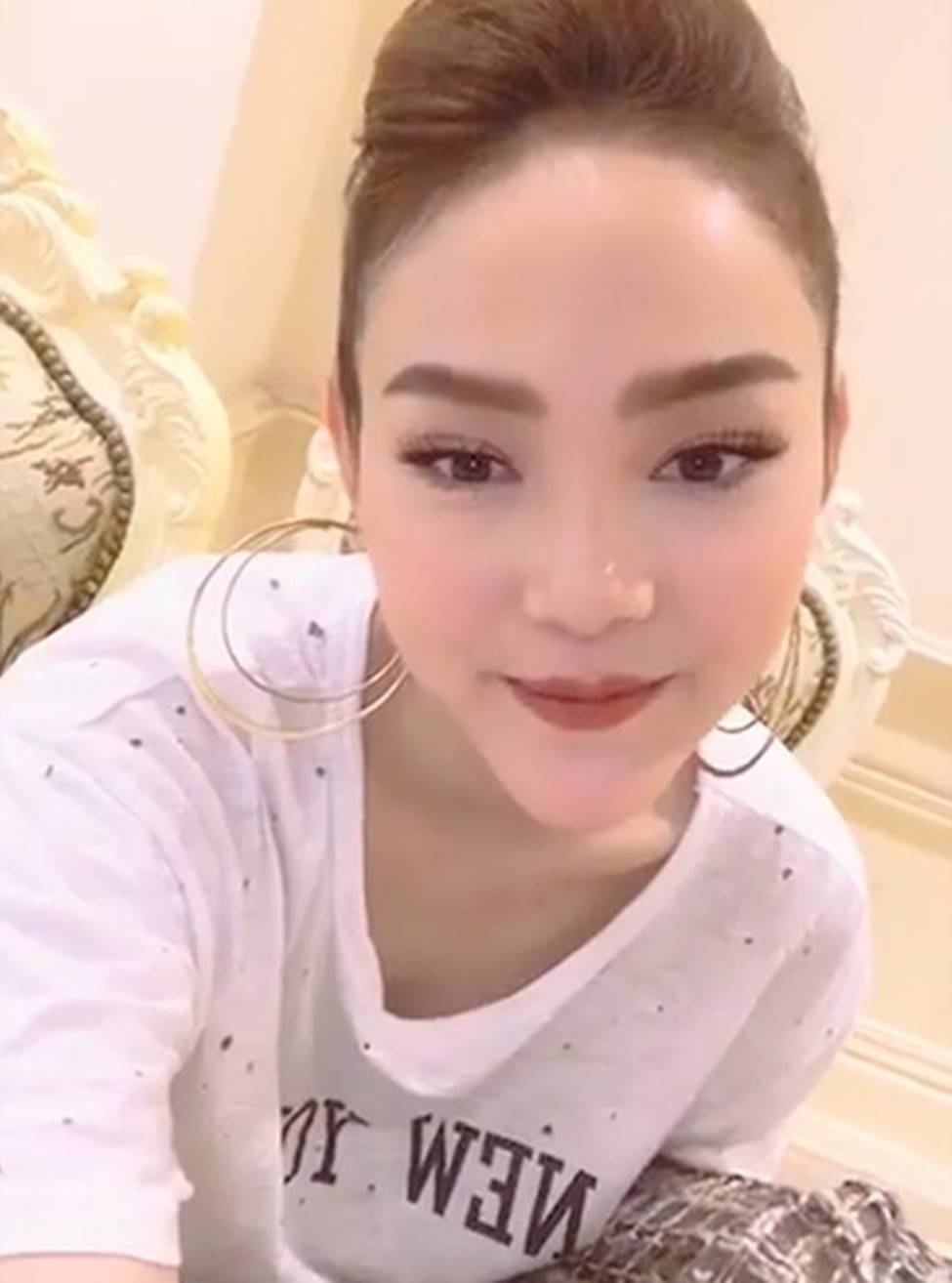 My sói khiến fan hết hồn vì mặt biến dạng, cằm dài ngoằng lạ lẫm-14