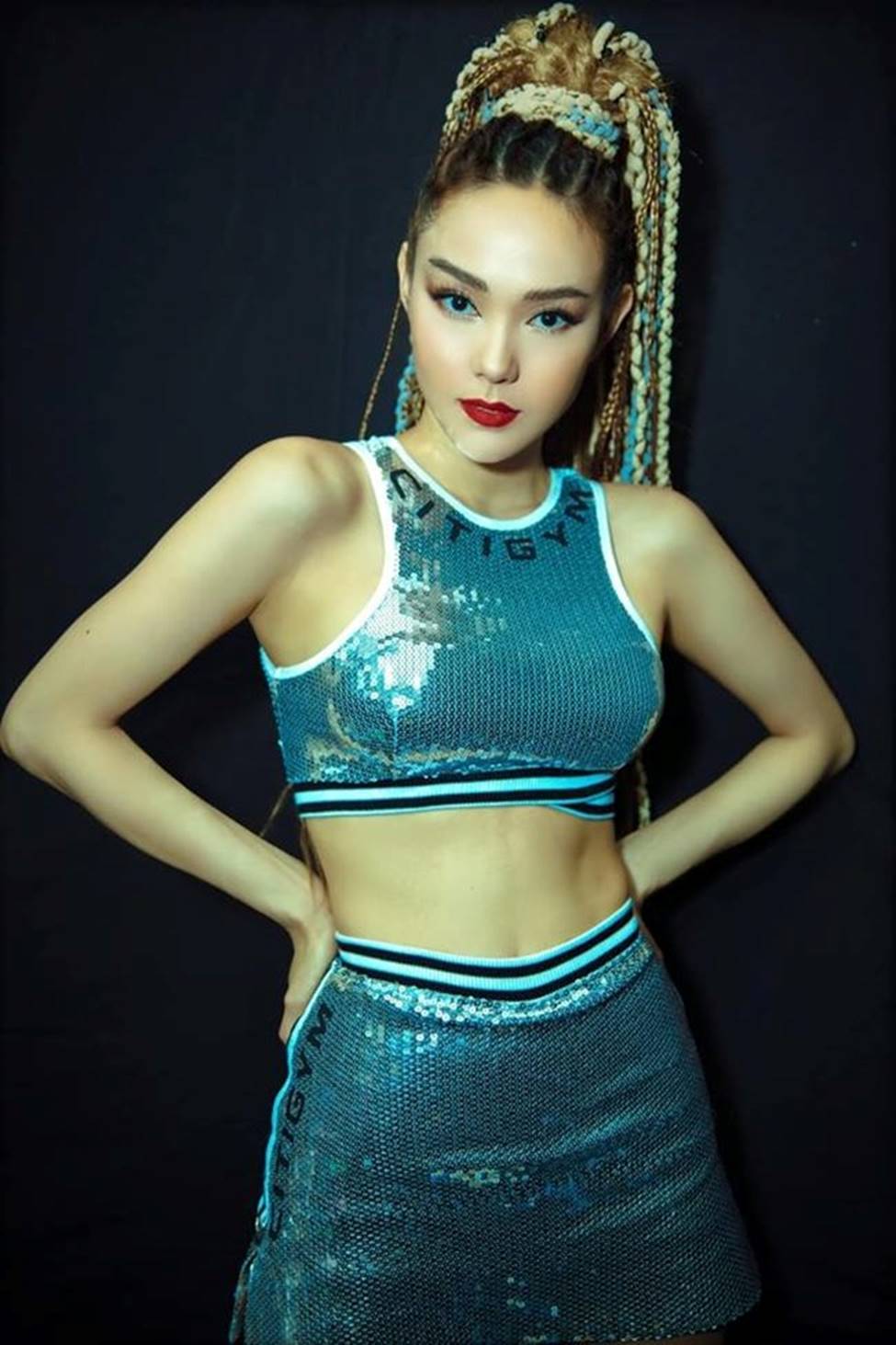 My sói khiến fan hết hồn vì mặt biến dạng, cằm dài ngoằng lạ lẫm-16