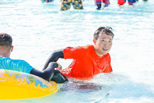 Running Man: Không thể tưởng tượng được cảnh Trấn Thành bơi đến... tụt quần, tỉnh bơ mặc lại nhưng lại là quần trái!-9