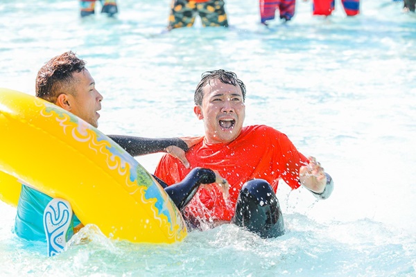 Running Man: Không thể tưởng tượng được cảnh Trấn Thành bơi đến... tụt quần, tỉnh bơ mặc lại nhưng lại là quần trái!-10