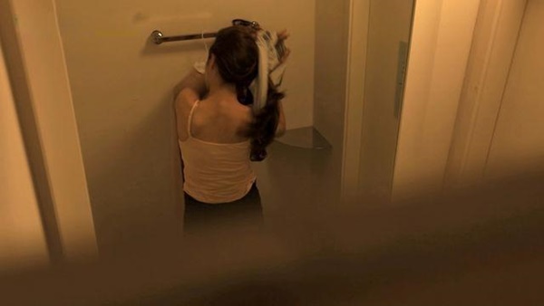 Tìm thấy lỗ nhỏ trong nhà tắm, cô gái phát hiện điều đáng sợ ông chủ nhà đã làm-1