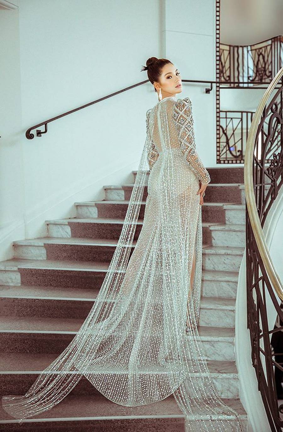 Mặc váy thấu nội y tới Cannes, Jolie Nguyễn khoe dáng nóng bỏng mắt-4