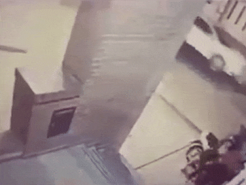 Clip: Người đàn ông hứng bé trai ngã từ tầng 5 bằng tay không và cái kết kỳ diệu-1