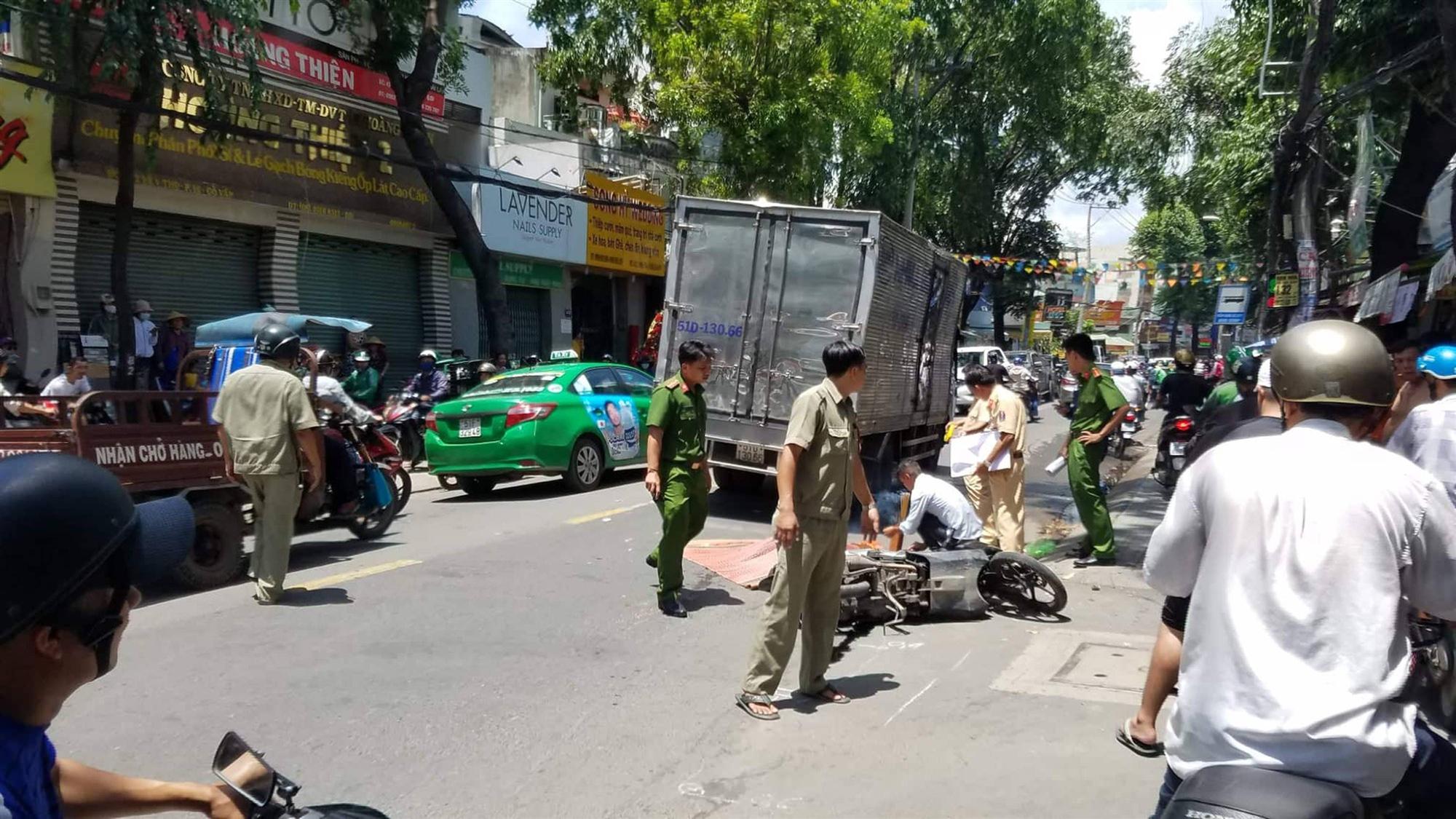 TP.HCM: Va chạm với xe tải, một phụ nữ tử vong sau khi bị kéo lê trên đường-1