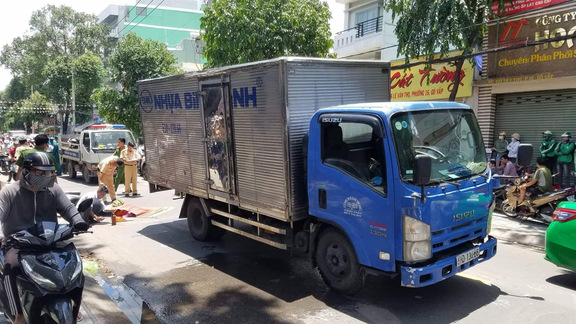 TP.HCM: Va chạm với xe tải, một phụ nữ tử vong sau khi bị kéo lê trên đường-2