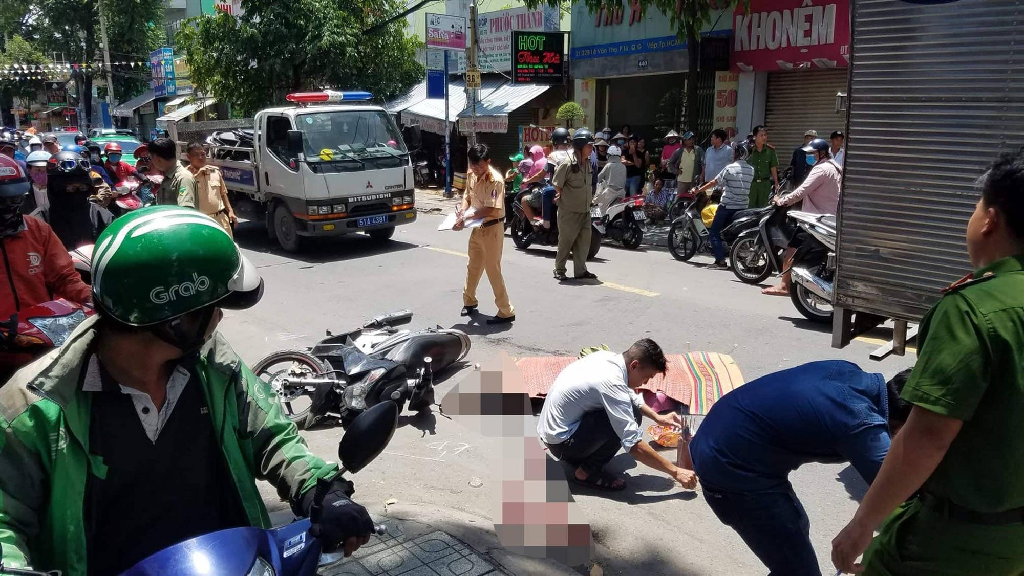 TP.HCM: Va chạm với xe tải, một phụ nữ tử vong sau khi bị kéo lê trên đường-3