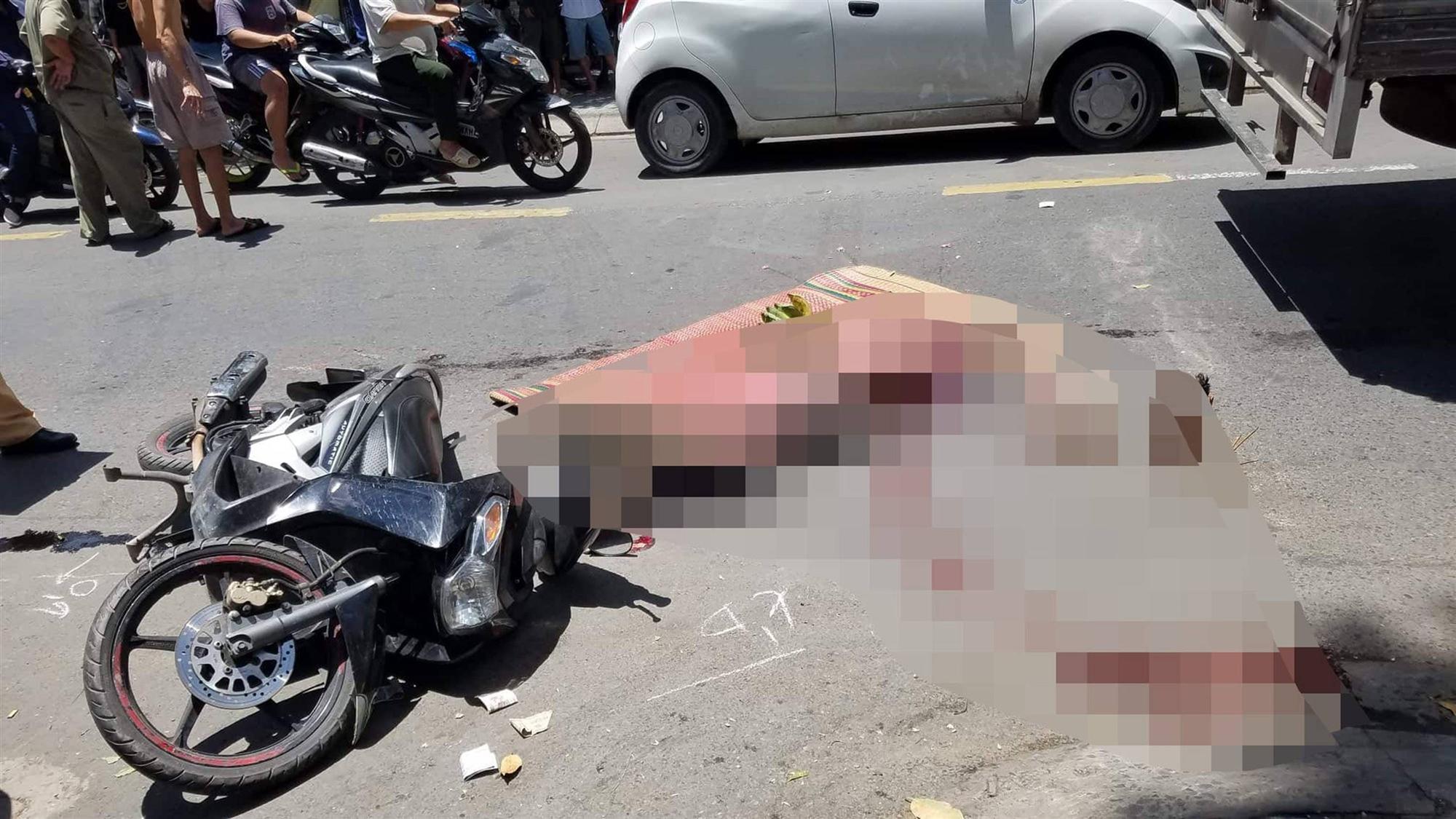 TP.HCM: Va chạm với xe tải, một phụ nữ tử vong sau khi bị kéo lê trên đường-4