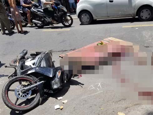 TP.HCM: Va chạm với xe tải, một phụ nữ tử vong sau khi bị kéo lê trên đường