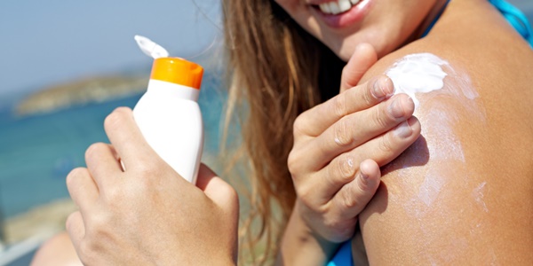 Chuyên gia cảnh báo hóa chất trong kem chống nắng có thể hấp thụ vào máu-1