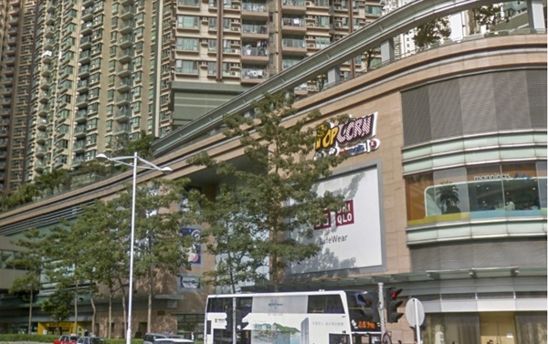 Theo 2 phụ nữ vào chỗ vắng, cởi đồ để làm chuyện ấy và cái kết bất ngờ-1