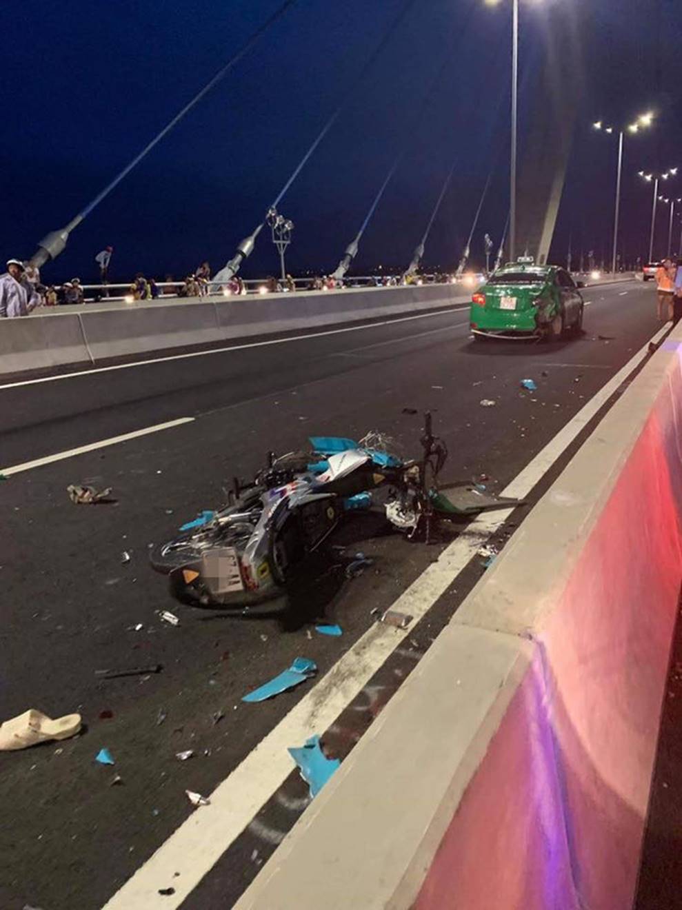 Đăng ảnh trên cầu cùng dòng chia sẻ ẩn ý, thanh niên chạy vào làn ô tô gây tai nạn kinh hoàng-2