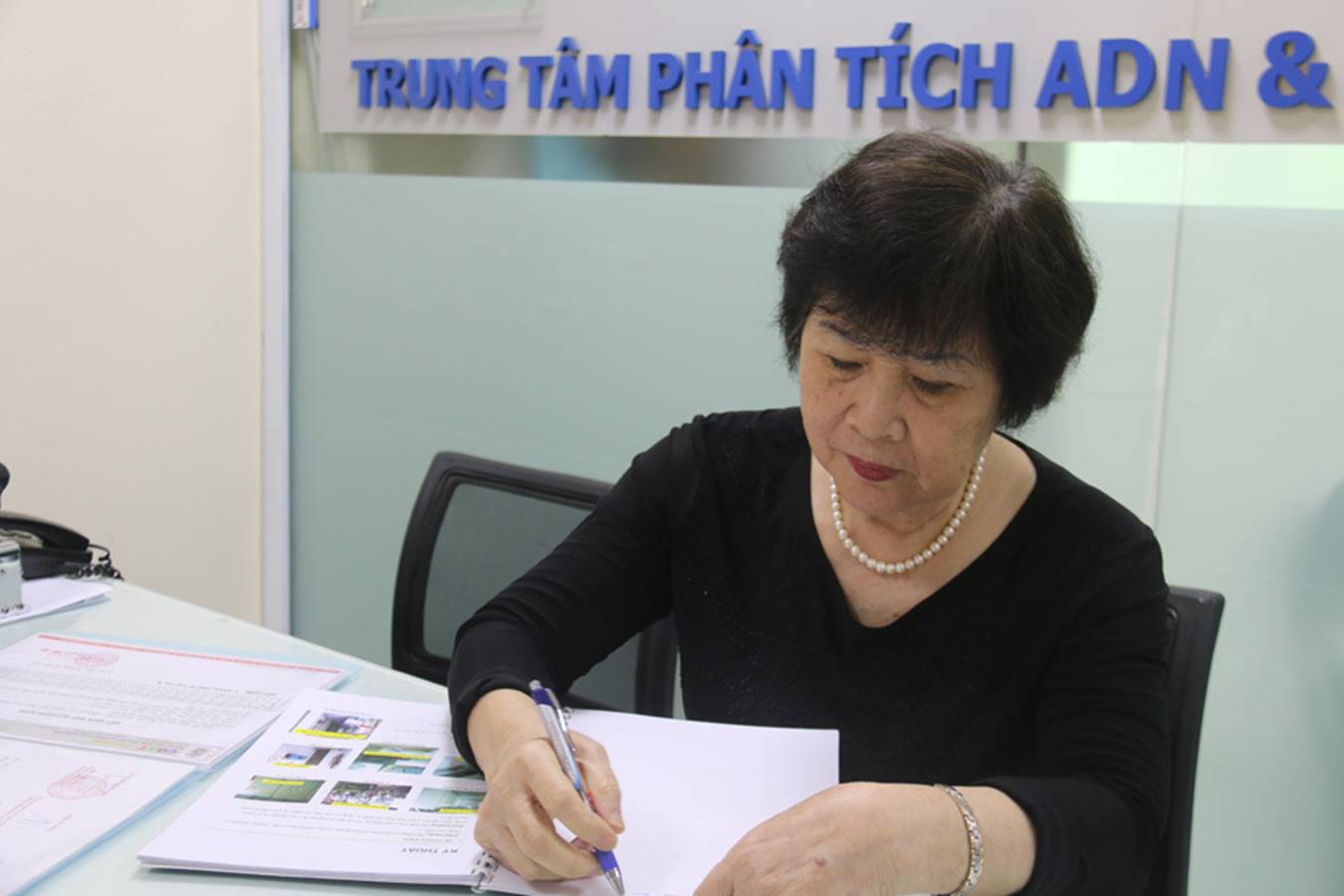 Cụ ông 70 tuổi bay từ Sài Gòn ra Hà Nội cùng 3 mẫu xét nghiệm ADN-1