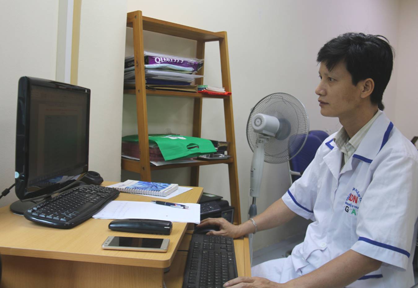 Cụ ông 70 tuổi bay từ Sài Gòn ra Hà Nội cùng 3 mẫu xét nghiệm ADN-2