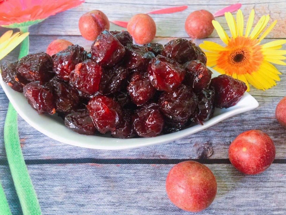 Ăn ngon - Khéo tay Khéo tay Tôi vào bếp Mận chín rộ, học ngay mẹ đảm 9x làm ô mai mận để dành ăn dần thôi!-5