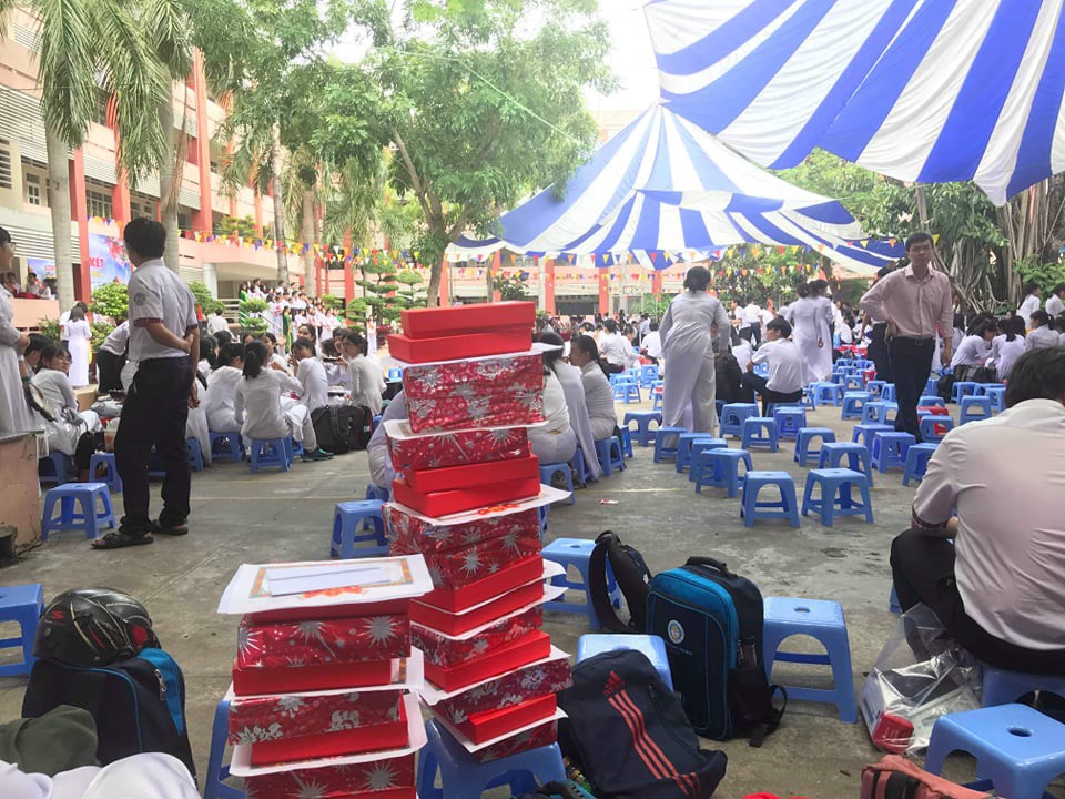 Bằng khen cuối năm mạ vàng như giải Nobel, trường người ta đúng là chưa bao giờ làm tôi thất vọng-5