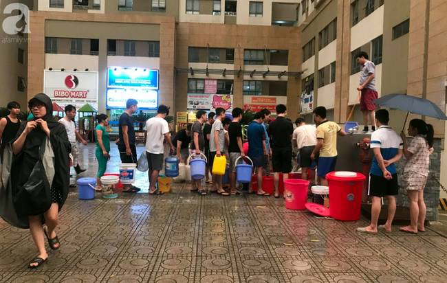 Hà Nội: Gần 10.000 cư dân bức xúc khi phải chờ đợi xách từng xô nước trong 3 ngày liên tiếp-1