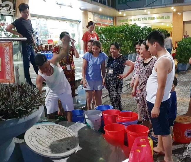 Hà Nội: Gần 10.000 cư dân bức xúc khi phải chờ đợi xách từng xô nước trong 3 ngày liên tiếp-2