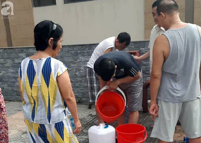 Hà Nội: Gần 10.000 cư dân bức xúc khi phải chờ đợi xách từng xô nước trong 3 ngày liên tiếp-3