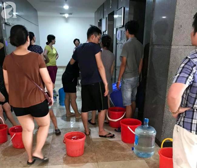 Hà Nội: Gần 10.000 cư dân bức xúc khi phải chờ đợi xách từng xô nước trong 3 ngày liên tiếp-6