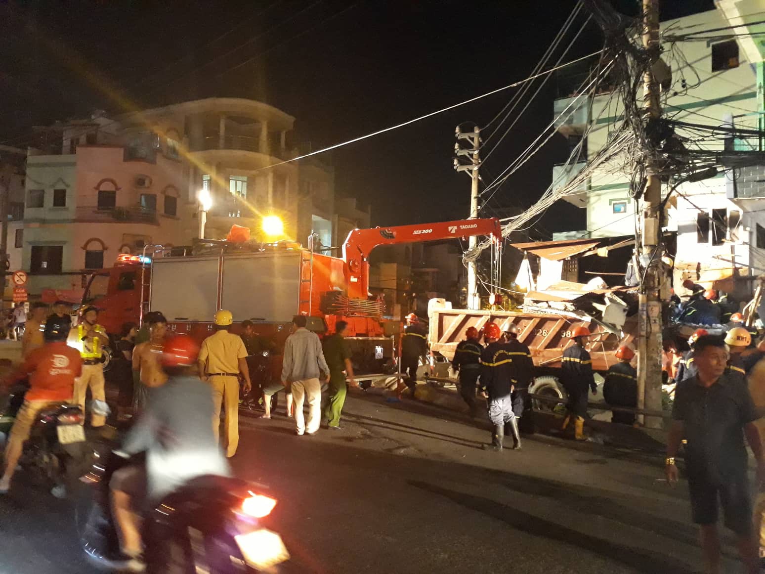 Xe tải mất lái lao từ trên cầu xuống tông thẳng vào nhà dân, ít nhất 3 người bị thương-1