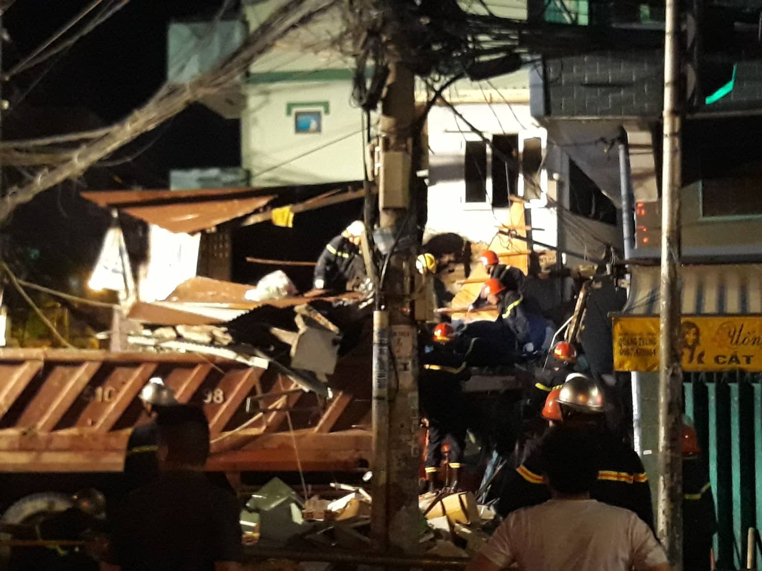 Xe tải mất lái lao từ trên cầu xuống tông thẳng vào nhà dân, ít nhất 3 người bị thương-4