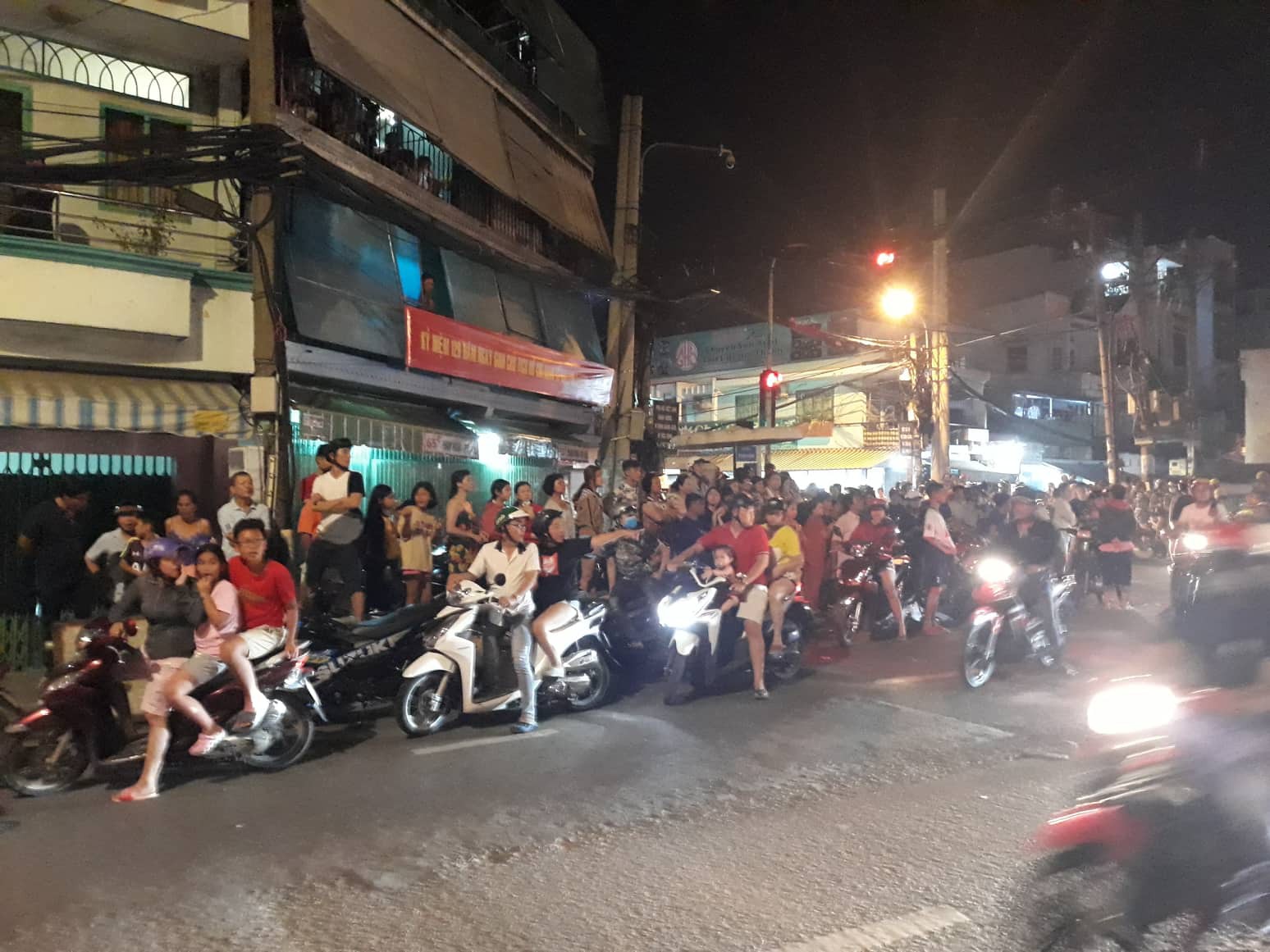 Xe tải mất lái lao từ trên cầu xuống tông thẳng vào nhà dân, ít nhất 3 người bị thương-5